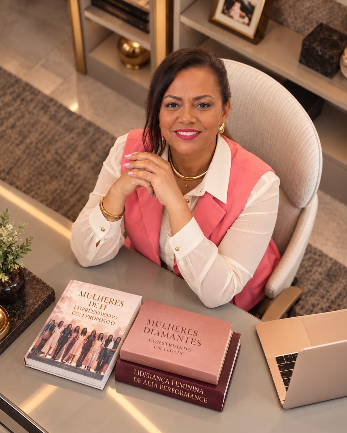 Dra. Marizete França Gomes à mesa com os livros Mulheres de Fé, Mulheres Diamantes e Liderança Feminina